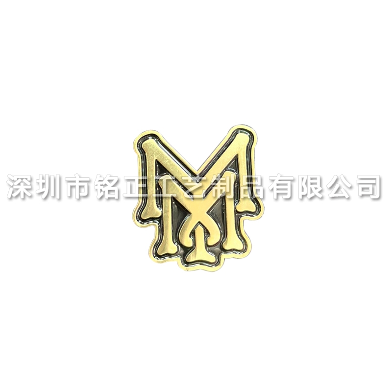金属M胸章